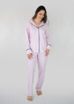 Pijama americano longo em algodão com abertura com botões. Listado Rosa. Marca: Piante