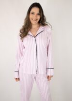 Pijama americano longo em algodão com abertura com botões. Listado Rosa. Marca: Piante