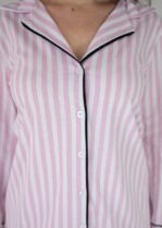 Pijama americano longo em algodão com abertura com botões. Listado Rosa. Marca: Piante