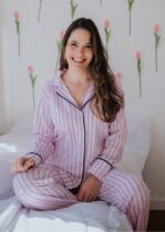 Pijama americano longo em algodão com abertura com botões. Listado Rosa. Marca: Piante