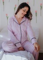 Pijama americano longo em algodão com abertura com botões. Listado Rosa. Marca: Piante