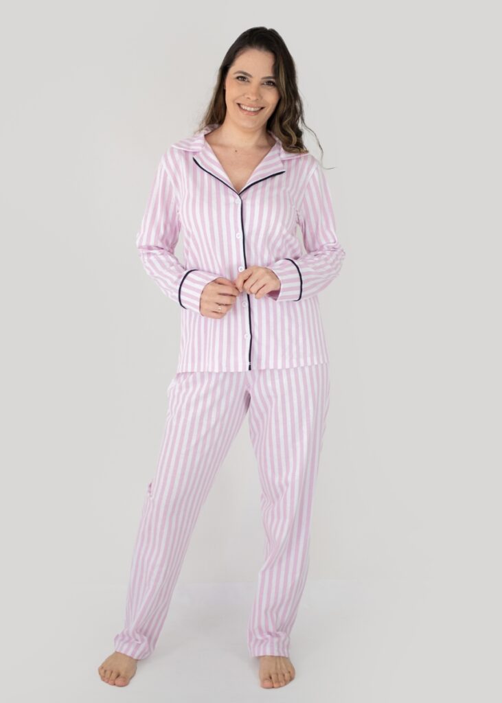 Pijama americano longo em algodão com abertura com botões. Listado Rosa. Marca: Piante